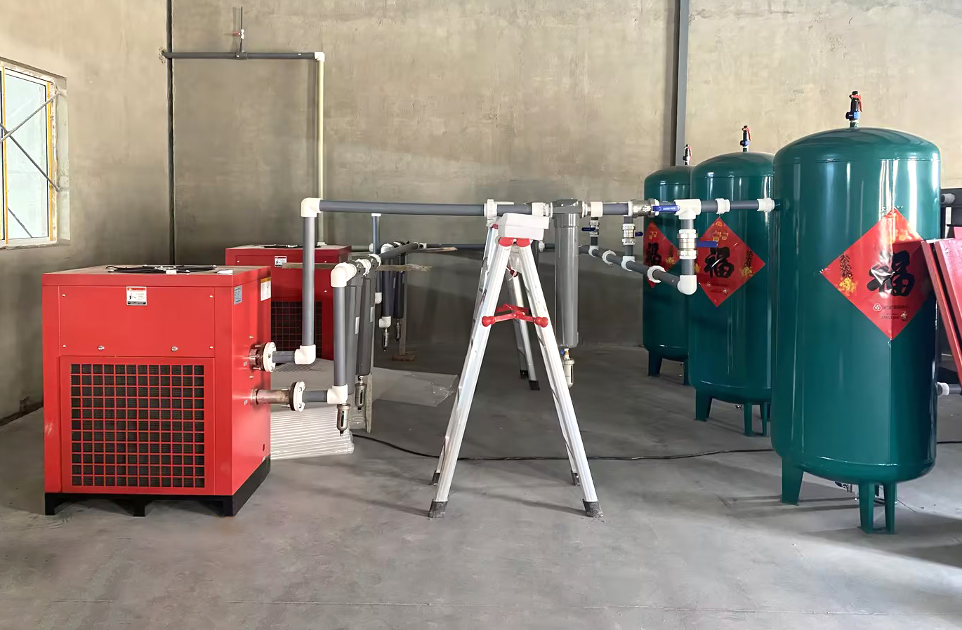 Trường hợp nâng cấp thiết bị trong ngành chăn nuôi: Làm thế nào để máy nén khí vít đôi (90kW) giúp các doanh nghiệp đạt được sản xuất tiết kiệm năng lượng và hiệu quả?